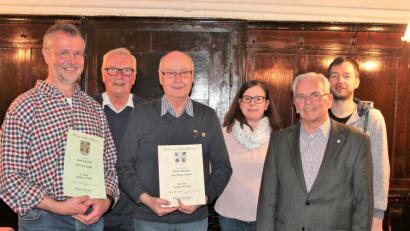 Bild: stg
Die Chorleiter Klaus Wegmann und Steffi Übelmesser (hinten von rechts), Siegmar Bräutigam (Zweiter von rechts) und Vorsitzender Herbert Ponnath (Zweiter von links) danken Hans Liedtke und Anton Schinner (von links) für ihre Treue.