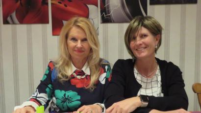 Bild: ubb
Vorsitzende Petra Schicker (links) ließ mit ihrer Stellvertreterin Kerstin Rumswinkel das Jahr 2018 als ein erfolgreiches Kunstjahr Revue passieren.