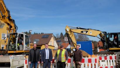 Bild: Stefanie Gradl
Bauamtsleiter Stefan Ertl besichtigt zusammen mit Bürgermeister Hans-Martin Schertl die Baustelle in der Auerbacher Straße in Sorghof. Thomas Bartl und Walter Keck (von links) von der Firma Schulz geben dazu Informationen.