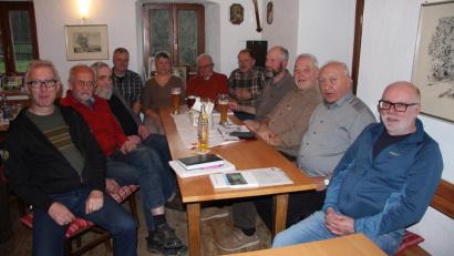Bild: wro
Beim Autorentreffen in der Glasschleif wurde die Eckdaten für Band 27 festgelegt. Die Gesprächsrunde leitete Steinwaldia-Vorsitzender Norbert Reger (3. von rechts).