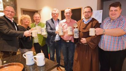 Bild: no
Sie stoßen auf ein gelungenes Bockbierfest an (von links): Vorsitzender des Fördervereins Thomas Dirler, Sportheimwirtin Ulrike Heldrich, stellvertretender Vorsitzende Werner Englhard, Sulzbach-Rosenbergs Bürgermeister Michael Göth, Vorsitzender Martin Luber, Starkbierredner Bruder Barnabas und Illschwangs Bürgermeister Dieter Dehling.