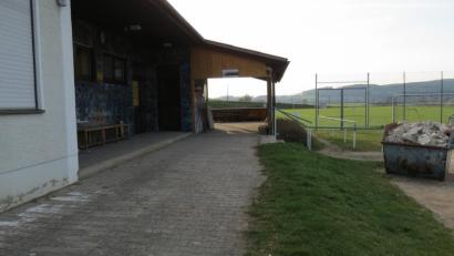 Bild: kö
Am Sportheim und am Sportplatz gibt es immer etwas zu tun. Nach der Errichtung eines Windfangs für die Zuschauer und den Umbaumaßnahmen an der Clubraum-Küche läuft derzeit die Sanierung im Eingangsbereich.
