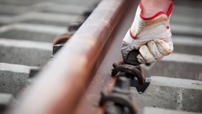 Bild: Fredrik Von Erichsen/dpa
Gleisbauarbeiten werden am Wochenende 13./14. April auf der Bahnstrecke Nürnberg-Schwandorf erledigt. Deshalb müssen Fahrgäste nachts in Busse umsteigen.