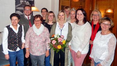 Bild: hai
Die 27-jährige Ramlesreutherin Melanie Herrmann (Dritte von rechts) steht nun an der Spitze der Frauen-Union. Zum Vorstand gehören Tanja Hertel, Barbara Dierl, Alexandra Pfau, Verena Micklisch-Stahl, Sabine Schlegel, Simone Walter Lore Heindl (von rechts). Es gratulierten Bezirksvorsitzende Gudrun-Brendel-Fischer und CSU-Ortschef Franc Dierl (von links).