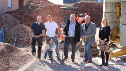 Bild: ral
Beim Spatenstich: Die beiden Bauherrn Ludwig und Jochen Altmann (links) mit den Gemeindevertretern.