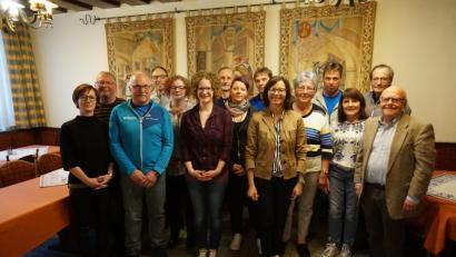 Bild: eib
Ein Teil der Geehrten versammelte sich mit dem Vorstandstrio Helmut Kiesl (Zweiter von links), Sepp Zwick (Dritter von links), Herbert Killer (Zweiter von rechts), Ehrenmitglied Betty Flöttl (Fünfte von rechts) und Ehrenvorsitzendem Hans Eibauer (rechts) zum Gruppenfoto.