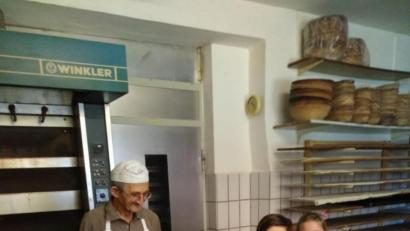 Bild: hl
Bäckermeister Josef Reichenberger führt die Kommunionkinder durch seine Backstube, in der sie auch selbst Brote backen dürfen.
