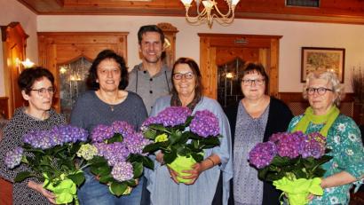 Bild: ds
Die Gewinner bei der Blumenschmuck-Preisverteilung zusammen mit Bürgermeister Roman Berr: Ingrid Pürner, Monika Grötsch, Ute Höhlein, Vorsitzende Elfriede Wirbel und Teresa Wißmüller (von links).