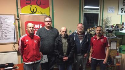 Bild: hl
Matthias Hoff und Bernhard Ködel (Zweiter und Vierter von links) sind die Gewinner der beiden Geldpreise. Den Trostpreis, einen Kasten Bier, überreichen Benjamin Kuchenreuther (links) und Uwe Kade (rechts) an Siegfried Herbrecher (Mitte).