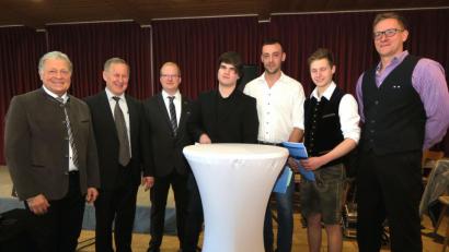 Bild: Hirsch
Ehrung der Prüfungsbesten unter den Land- und Baumaschinenmechatronikern. Der Bild zeigt von links: Franz Gregori, Josef Lindner, Andreas Blaimer, Florian Stangl, Bernhard Hierl, Dominik Schweiger und Simon Aumann.