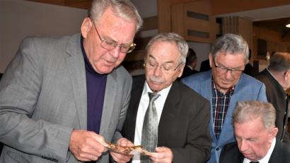 Bild: rgr
Martin Bernhardt (rechts) erhält eine Fahnenträgerauszeichnung (über 25 Jahre) sowie eine Ehrung für seine 45-jährige Mitgliedschaft bei der SRK 1881 Grafenwöhr.