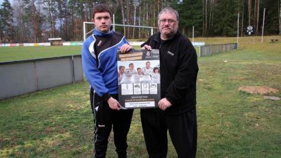 Bild: wro
Florian und Herbert Schaumberger (von links) freuen sich auf den Sommer. Denn die Real-Madrid-Fußballschule gastiert zum vierten Mal in Schönhaid.