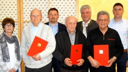 Bild: mef
Helmut Schopper (Bildmitte) ist seit sechs Jahrzehnten Mitglieder bei den Flosser Sozialdemokraten. Karl Tabert (zweiter von rechts) und Adolf Lacher (zweiter von links) gehören 40 Jahre der Partei an. Es gratulieren SPD Kreisvorsitzender Markus Ludwig (dritter von links) mit den Ortsvorsitzenden Eli Dreßler (links) und Alexander Meier (rechts) sowie Bürgermeister Günter Stich (dritter von rechts).