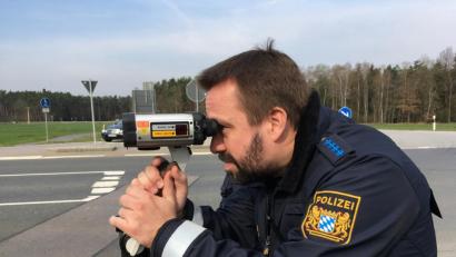 Bild: ihl
Die Laserpistole nimmt jedes Fahrzeug ins Visier und misst dessen Geschwindigkeit.