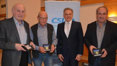 Bild: jr
Mit Dankurkunden, der Bronzenen Ehrenraute der CSU und der Münze „100 Jahre Freistaat Bayern“ dankte der scheidende CSU-Ortsvorsitzende Roland Grillmeier (2. von rechts) lang gedienten CSU-Vorstandsmitgliedern. Im Bild (von links) Stefan Zeitler, Theo Schaumberger und Josef Schwägerl.