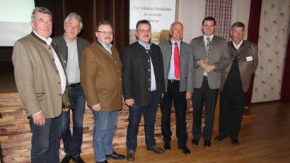 Bild: ral
Befassten sich bei der Jahreshauptversammlung mit den Anliegen der Fischerei: Der Vizepräsident des Oberpfälzer Fischereiverbandes, Hans Schießl, Dritter Bürgermeister Gerhard Peter, der Vizepräsident der Berufsfischer im Landesverband, Alfred Stier, der Präsident des Bezirksfischereiverbands Hans Holler, der Präsident des Landesfischereiverbandes, Professor Albert Göttle, Landrat Thomas Ebeling sowie der Vize der Oberpfälzer Fischer, Reiner Wolfrath.
