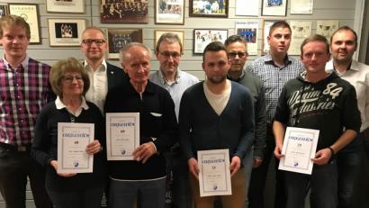 Bild: le
Für ihre Treue zum Sportverein ehrte der SV-Vorstand langjährige Mitglieder: (von links) Gerald Bublat, Helke Sommer, Stafn Bäuml, Hans Lindner, Johannes Wagner, Daniel Lehner, Siegfried Kick, Vorsitzender Alexander Meier. Martin Barth und zweiter Vorsitzender Stefan Kraus.