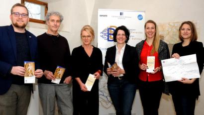 Bild: Stephan Huber
Das Projekt "Barockregion Bayern Böhmen" verbindet und belebt die barocken Kulturschätze beiderseits der Grenze durch gemeinsame Ausstellungen und Veranstaltungen beim Bayerisch-Böhmischen Barockfestival 2019. (Von Links) Sebastian Lesnak, Robert Diem, Hanna-Regina Uber, Veronika Hofinger, Marta Biba und Eva Rybakova freuten sich über Präsentation des Flyers.