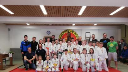 Bild: exb
Beim ersten Bodenkampfturnier des Tirschenreuther Dojos ging kein Teilnehmer leer aus. Jeder bekam ein Madaille und einen Schokoladenosterhasen.