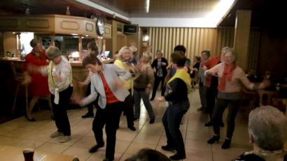 Bild: exb
Unter der Federführung der Gymnastikgruppenleiterin Brigitte Steger tanzen die Frauenbund-Mitglieder spontan beim Weltfrauentag-Flashmob mit.