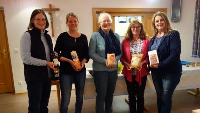 Bild: exb
Einen informativen und interessanten Vortrag zum Thema "Fairer Handel" hielt Frau Marlene Schmieder (dritte von rechts) bei der Kath. Landvolkbewegung. Zusammen mit Frau Gradl vom Eine-Welt-Team Tirschenreuth (erste von links), der scheidenden Vorsitzenden Monika Jäger (zweite von rechts) und den beiden neuen Vorsitzenden Lucia Ziegler (zweite von links) und Elke Beer (erste von rechts) präsentierten sie eine kleine Auswahl von Produkten, die im Eine-Welt-Laden in Tirschenreuth erhältlich sind.