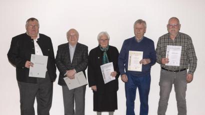 Bild: Gerda Eiber/exb
Anton Donhauser (von links), Karl Biehler, Berta Krüger, Helmut Zimmert und Manfred Koller werden für ihre Treue zum Verein geehrt.