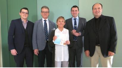 Bild: Hirsch
VdK-Geschäftsführer Bernd Steinkirchner, Berater Günter Edenhart, Behindertenbeauftragte Helga Forster, Landrat Thomas Ebeling und VdK-Abteilungsleiter Eberhard Grünzinger (von links) werben für Barrierefreiheit im öffentlichen Raum.