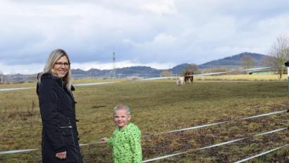 Bild: szl
Nachmittags spaziert Tagesmutter Claudia Neumann mit dem aufgeweckten Marvin gerne zu den Tieren im Dorf. Neben Katzen, Ziegen, Pferd Django und Mini-Pony Bibo (Hintergrund) besuchen sie auch Kühe und Schwäne.