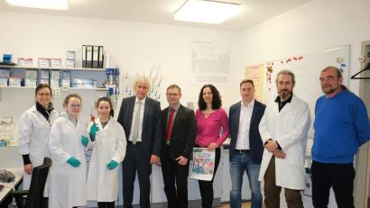 Bild: exb
Der Landkreis-Chef war live dabei beim Girls Day 2019 auf der Reststoffdeponie Steinmühle. Unser Bild zeigt (von links): Martina Lindner, Chemielaborantin, Julia Bauer, Anna Dill, Landrat Wolfgang Lippert, Thomas Franz, Leiter der Agentur für Arbeit, Tirschenreuth, Gleichstellungsbeauftragte Karin Hauser-Dötterl, Oliver Schuller, Beauftragter für Chancengleichheit, Jobcenter, Jonas Lutz, Umweltingenieur und Peter Förster, Deponieleiter.
