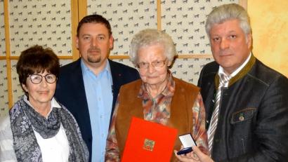 Bild: mef
Ilse Galland (zweite von rechts) erhält die Willi-Brandt-Medaille und den Ehrenbrief der SPD. Vorsitzende Eli Dreßler (von links), Kreisvorsitzender Markus Ludwig und Bürgermeister Günter Stich gratulieren.
