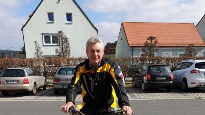 Bild: dob
Der Postbeamte Richard Müllner war am Freitag zum letzten Mal auf Tour durch die Stadt. Am 1. April trat der gebürtige Waldthurner in den wohlverdienten Ruhestand ein. Er wird schmerzlich vermisst werden.