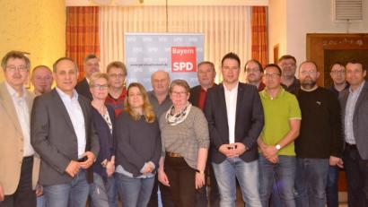 Bild: ads
Der SPD-Ortsverein Schnaittenbach stellt sich mit der Vorstandswahl neu auf: Gerald Dagner (links) gibt nach 13 Jahren den Vorsitz an Daniel Hutzler (Siebter von rechts) ab. Europaabgeordneter Ismail Ertug (Dritter, von links) gratuliert. Auch Gerhard Heindl, Matthias Kick, Kerstin Maunz, Franz Schumann, Annette Rieck-Silio, Manfred Leitl, Bärbel Grützner, Rudolf Bergmann, Günter Schuller, Christian Hartmann, Manfred Kick, Manfred Zerhau, Manfred Dagner und Uwe Bergmann werden in das Vorstandsgremium gewählt.