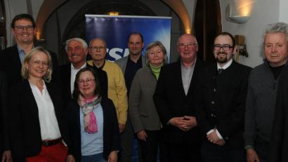 Bild: gf
Der neue Vorstand des CSU-Ortsverbandes Amberg Stadt-Mitte (von rechts): Vorsitzender Thomas Bärthlein, Gerd Regner, Maximilian Großer, Michael Koller, Toni Heberer, Leonhard Lieret, Lutz-Dieter Schubert, Hedwig Gerl, Richard Glombitza, Michaela Frauendorfer, Rupert Natter sowie der CSU-Fraktionsvorsitzende Dieter Mußemann.