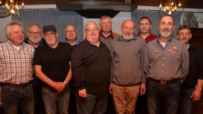 Bild: dob
Georg Lindner (Zweiter von rechts) bleibt Vorsitzender der Bootsfreunde Vohenstrauß. Am Samstag, 4. Mai, lassen die Vereinsmitglieder beim "Auswintern" ihre Boote in die Donau.