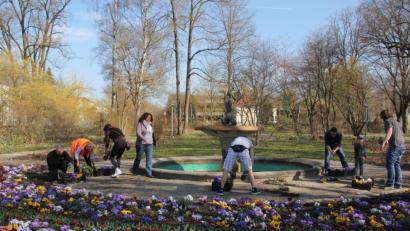Bild: Detlef Bartonek
Spontane Aktion: Bürger kommen schon am Samstagvormittag in den Max-Reger-Park und räumen mit der Stadtgärtnerei auf.