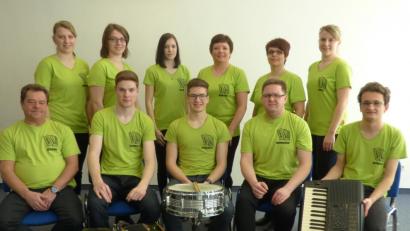 Bild: kwl
Das Akkordeonorchester der Musikschule unter Leitung von Jürgen Eckert (links, sitzend) serviert für die Renovierung in der Klosterkirche St. Felix flotte Melodien.