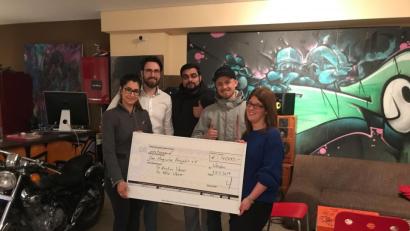 Bild: exb/Weiser
Kristina und Felix Weiser (von links) spenden an den Verein "Magisches Projekt" mit Vorsitzender Julia Zimmermann (rechts).