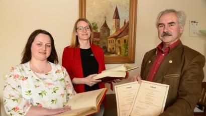 Bild: bey
Michaela Stoll und Martina Schimetscheck (von links) sind die neuen Standesbeamtinnen im Markt Luhe-Wildenau. Bürgermeister Karl-Heinz Preißer überreichte in seinem Zimmer, auch Trauungszimmer, die Bestellungsurkunden.