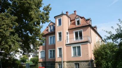 Bild: Gabi Schönberger
Gleich nach Ostern soll feststehen, wie es mit der Fischer-Villa weitergeht. Pläne des Siedlungswerks der Diözese sehen vor, sie abzureißen und auf dem Areal ein Betreutes Wohnen zu schaffen. Dessen Bewohner könnten auch die Angebote des benachbarten Seniorenheims nutzen.
