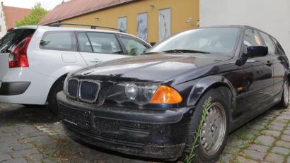 Bild: Wolfgang Steinbacher
Die Kennzeichen fehlen, der Halter scheint verzogen zu sein: Dieses Auto steht seit Wochen in der Amberger Altstadt auf einem Parkplatz.