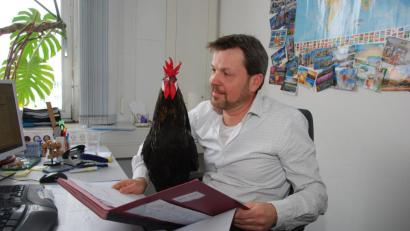 Bild: BLKA
Jürgen Drosten mit Schoß-Gockl Maxl. Bild: BLKA