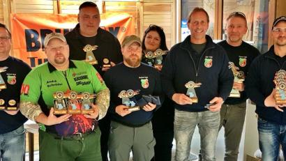 Bild: R. Kreuzer
Sie sind erfolgreiche Schützen (von links): Michael Nickl, André Schröder, Andreas Balser, Bernhard Lippe, Anita Hofrichter, Stefan Fuchs, Thomas Koller und Christoph Galla.