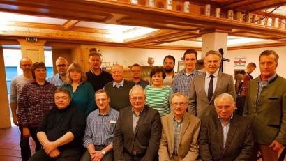 Bild: bsc
Wahlen beim CSU-Ortsverband Friedenfels: Vorsitzenden Gottfried Härtl (vorne Mitte) unterstützen ein neuer Stellvertreter und junge Mitglieder aus der Jungen Union. Stellvertretender Kreisvorsitzender Roland Grillmeier (hinten, Zweiter von rechts) gratulierte dem neuen Vorstandsteam.
