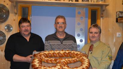 Bild: bej
Vorsitzender Hans Mösbauer (rechts) und sein Stellvertreter Markus Fichtinger (links) bedankten sich beim noch amtierenden Schützenkönig Günther Nirschl für die leckere Riesenbreze.