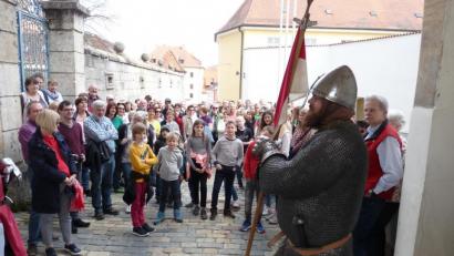 Bild: rlö
Mit diesem Ansturm von fast 200 Teilnehmern haben die Veranstalter der szenischen Stadtführung nie und nimmer gerechnet. Bevor die Menge ganz tief in die Stadtgeschichte eintauchen konnte, musste erst am Zangentor der Burg an der Schlossauffahrt halt gemacht werden.