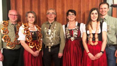 Bild: see
Schützenliesl Elisabeth Schmidt und -könig Hubert Schmidt (Bildmitte) mit den anwesenden Rittern. Zu den Ergebnissen gratulierte zweiter Schützenmeister Dominik Stadler (rechts).