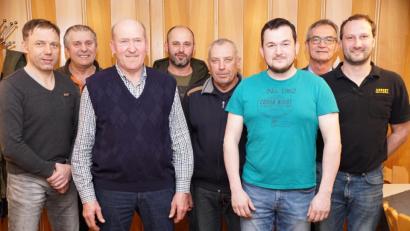Bild: bkr
Der neue Vorstand der Jagdgenossenschaft: (von links) Manfred Schäffler, Wolfgang Veigl senior, Norbert Busch, Wolfgang Veigl junior, Richard Pscherer, Stefan Pflanzl, Bürgermeister Werner Nickl und Tobias Busch.