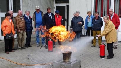 Bild: Dobmeier
Die Vorsitzende der SPD AG 60plus, Ursula Kinner, legt Hand an und löscht mit dem Schaumfeuerlöscher den Brand im Simulator in Sekundenbruchteilen.
