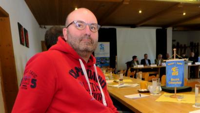 Bild: Hirsch
Der gebürtige Schwandorfer Thomas Fischer nahm an der Bezirksversammlung des Behindertensportverbandes teil. Er sitzt seit einem Motorradunfall im Rollstuhl.