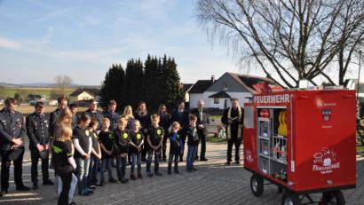 Bild: ak
Fast wie beim einem großen Einsatzfahrzeug ist der Wagen für die Kulmainer Feuerzwerge ausgestattet. Allerdings müssen die ihn zu den Übungen selbst ziehen. Der Segen spendet bei einer kleinen Feier Pfarrer Markus Bruckner (rechts).